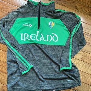 Thin athletic material zip pull over